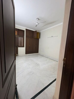 Room in 5 BHK Villa at RWA Apartments Sector 52, Sector 52 – for Rent