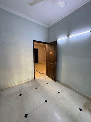 Room in 5 BHK Villa at RWA Apartments Sector 52, Sector 52 – for Rent