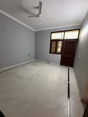 Room in 5 BHK Villa at RWA Apartments Sector 52, Sector 52 – for Rent