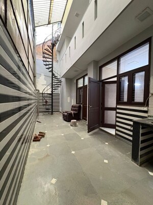 Staircase in 5 BHK Villa at RWA Apartments Sector 52, Sector 52 – for Rent