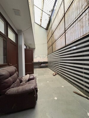 Parking in 5 BHK Villa at RWA Apartments Sector 52, Sector 52 – for Rent