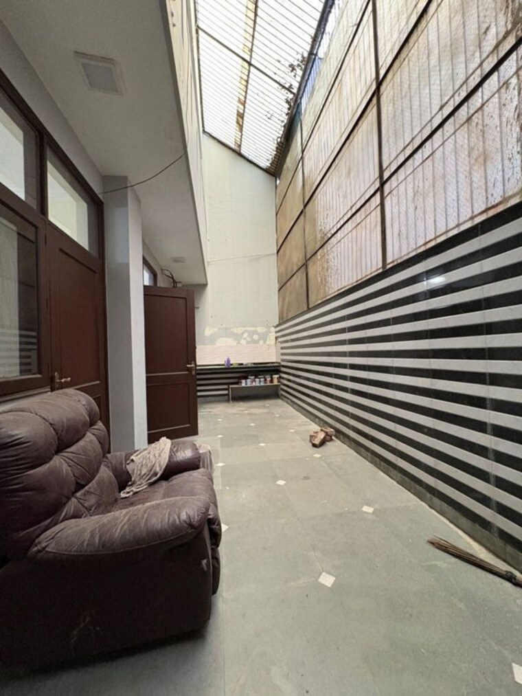  Parking, rwa-apartments-sector-52 5 Bedroom 10000 Sq.Ft. Villa In Sector 52 Noida 10438789