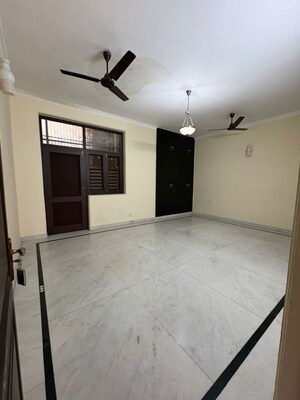 Room in 5 BHK Villa at RWA Apartments Sector 52, Sector 52 – for Rent