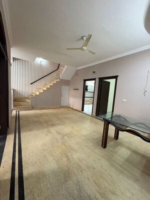 Room in 5 BHK Villa at RWA Apartments Sector 52, Sector 52 – for Rent