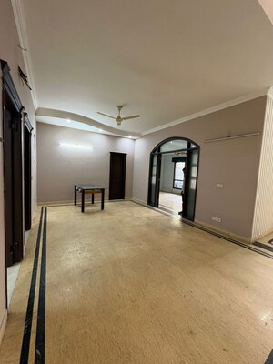 Room in 5 BHK Villa at RWA Apartments Sector 52, Sector 52 – for Rent