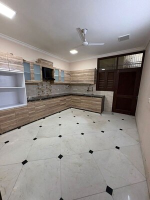Parking in 5 BHK Villa at RWA Apartments Sector 52, Sector 52 – for Rent