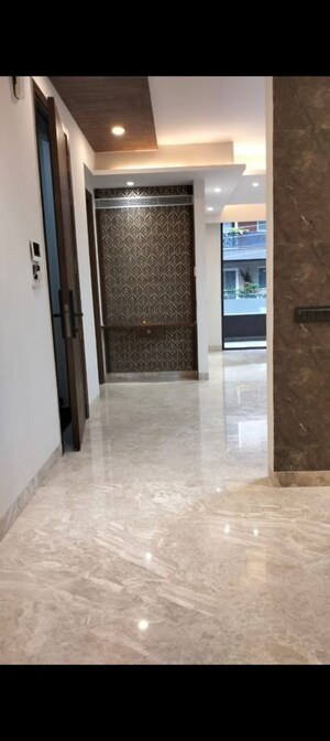 Building Lobby in 2 BHK Apartment at DLF City Phase IV, Dlf Phase iv – for Rent