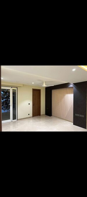 Room in 2 BHK Builder Floor at Sector 10a – for Rent