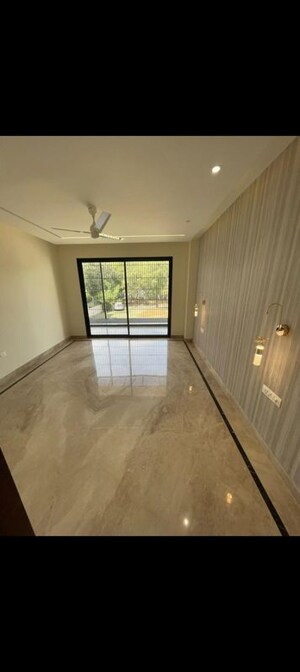 Room in 3 BHK Builder Floor at Sector 10a – for Rent