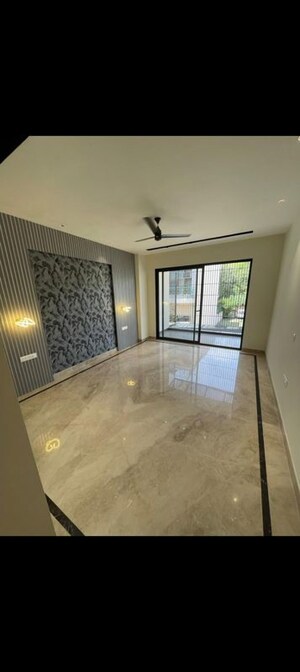 Room in 3 BHK Builder Floor at Sector 10a – for Rent