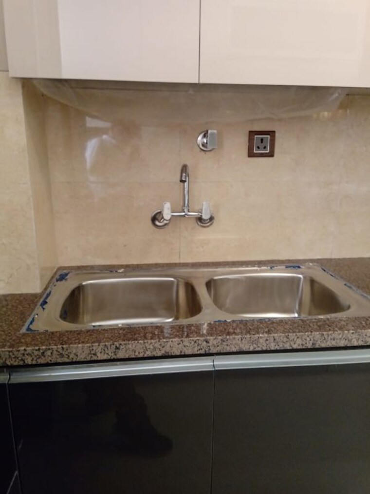 Bathroom, ireo-uptown 3.5 Bedroom 1872 Sq.Ft. Apartment In Sector 66 Gurgaon 10439007