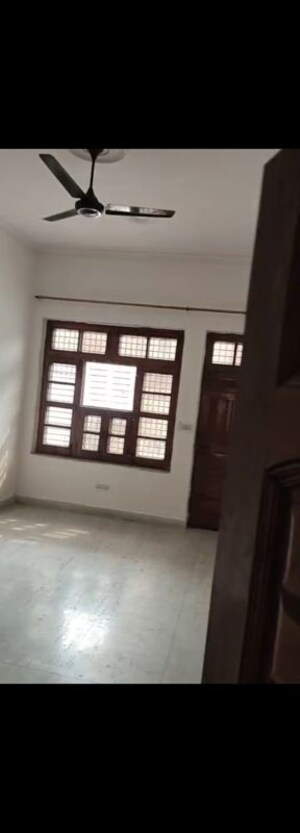Room in 3.5 BHK Independent House at Sector 15 – for Rent