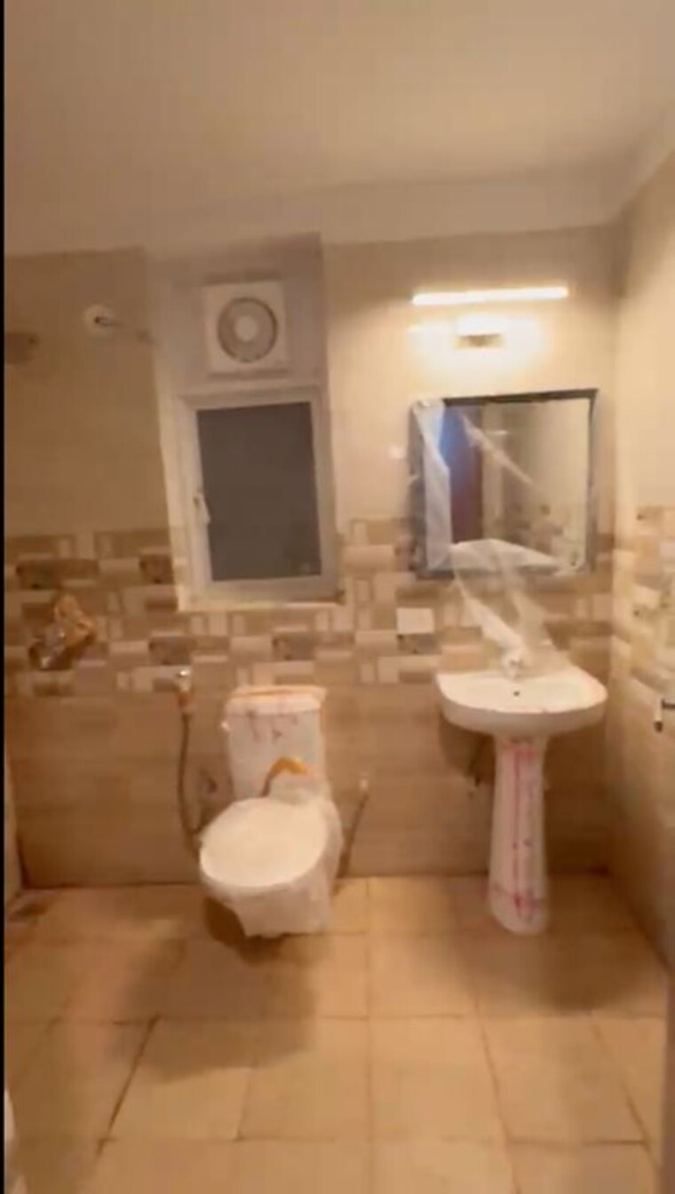 Bathroom, presithum 3 Bedroom 1850 Sq.Ft. Apartment In Sector 25 Yamuna Expressway Greater Noida 10439047