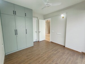 Room in 3 BHK Apartment at Signature Global City 63A, Sector 63a – for Rent