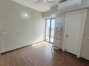 Room in 3 BHK Apartment at Signature Global City 63A, Sector 63a – for Rent
