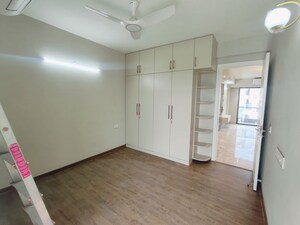 Room in 3 BHK Apartment at Signature Global City 63A, Sector 63a – for Rent