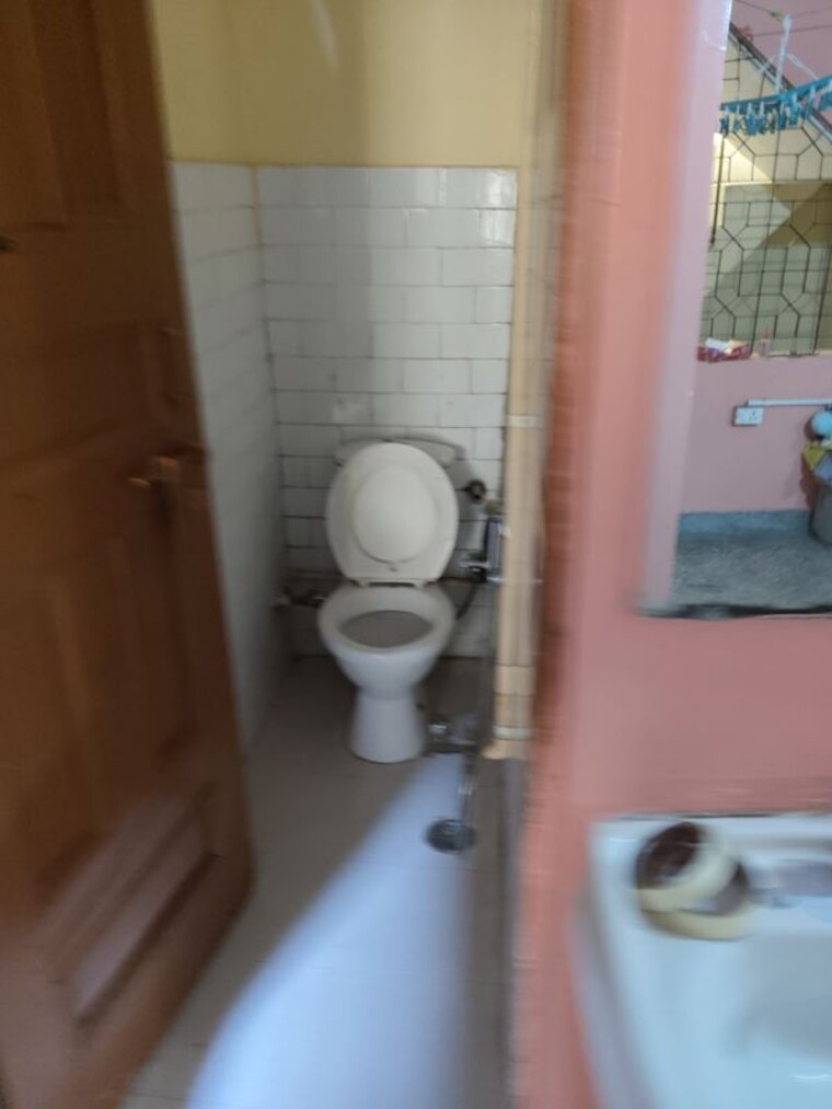 Bathroom, jawahar nagar 2 Bedroom 80 Sq.Yd. Independent House In Jawahar Nagar Delhi 10439136