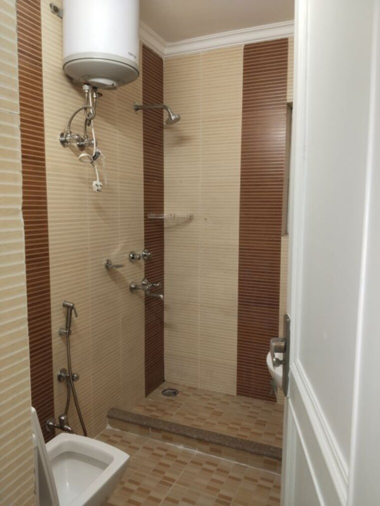 Bathroom, sarita vihar 4 Bedroom 2250 Sq.Ft. Apartment In Sarita Vihar Delhi 10439290