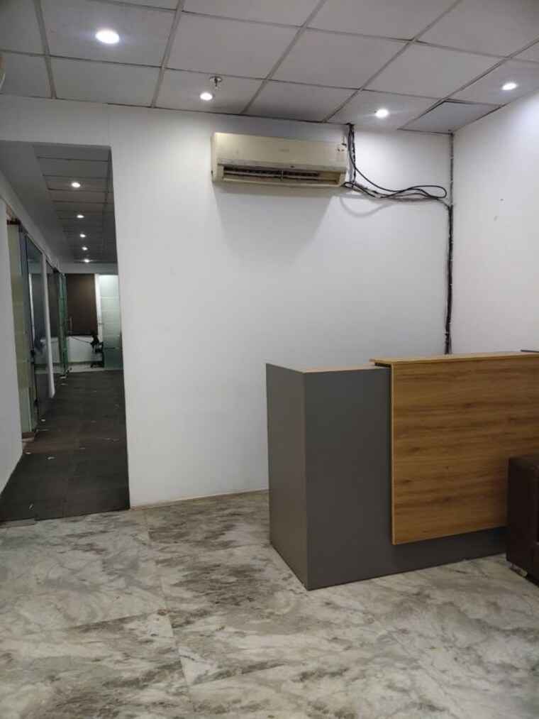 Room, sector 63 Commercial Office Space 2500 Sq.Ft. In Sector 63 Noida 10439356