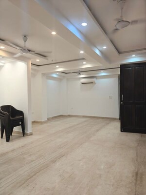 Parking in 2.5 BHK Builder Floor at Smart World Orchard, Sector 61 – for Rent