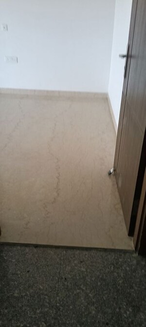 Room in 2.5 BHK Apartment at The Center Court Prime, Sector 88a – for Rent