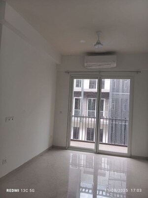Room in 3.5 BHK Apartment at Smart World Orchard, Sector 61 – for Rent