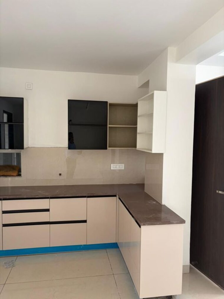 Kitchen, motia-aerogreens 3 Bedroom 2600 Sq.Ft. Apartment In Dyalpur Zirakpur 10440333
