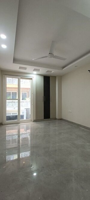 Room in 3 BHK Apartment at Chattarpur – for Rent