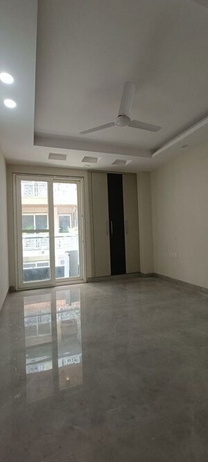 Room in 3 BHK Apartment at Chattarpur – for Rent