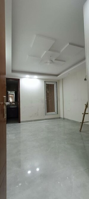 Room in 3 BHK Apartment at Chattarpur – for Rent