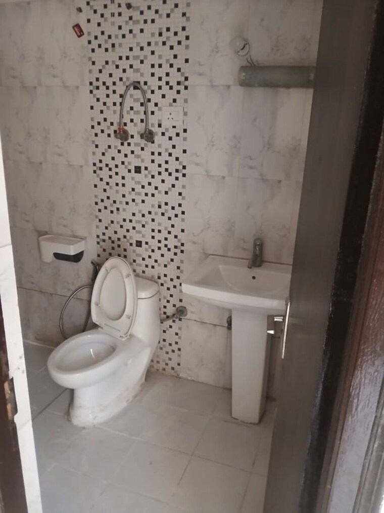 Bathroom, supertech-czar-suites 2 Bedroom 1150 Sq.Ft. Apartment In Omicron I Greater Noida Greater Noida 10440436