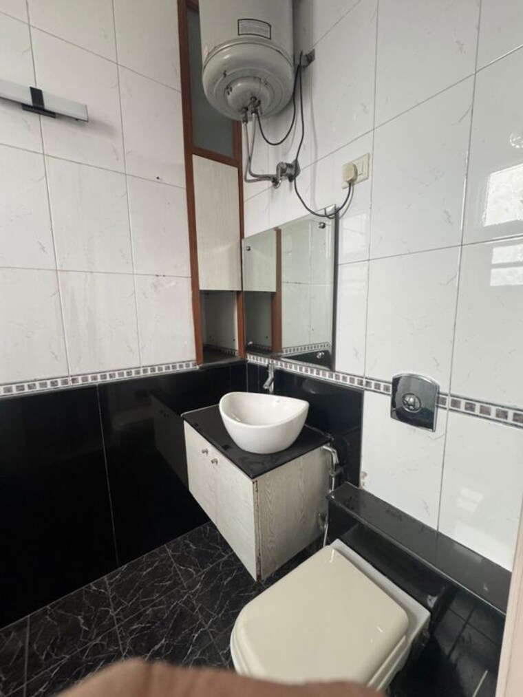 Bathroom, hemkunt colony 3 Bedroom 3100 Sq.Ft. Builder Floor In Hemkunt Colony Delhi 10440469