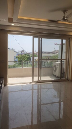 Room in 4 BHK Builder Floor at Unitech South City II, Sector 50 – for Rent