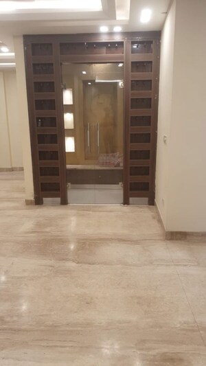 Room in 4 BHK Builder Floor at Unitech South City II, Sector 50 – for Rent