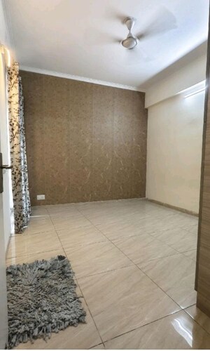 Room in 3 BHK Apartment at Gaur Atulyam Gravity, Omicron I Greater Noida – for Rent