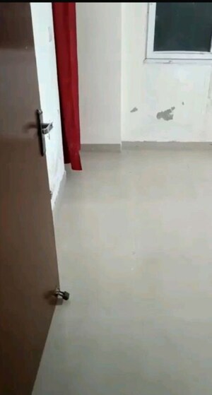 Room in 2 BHK Apartment at Nimbus Express Park View, Chi V Greater Noida – for Rent
