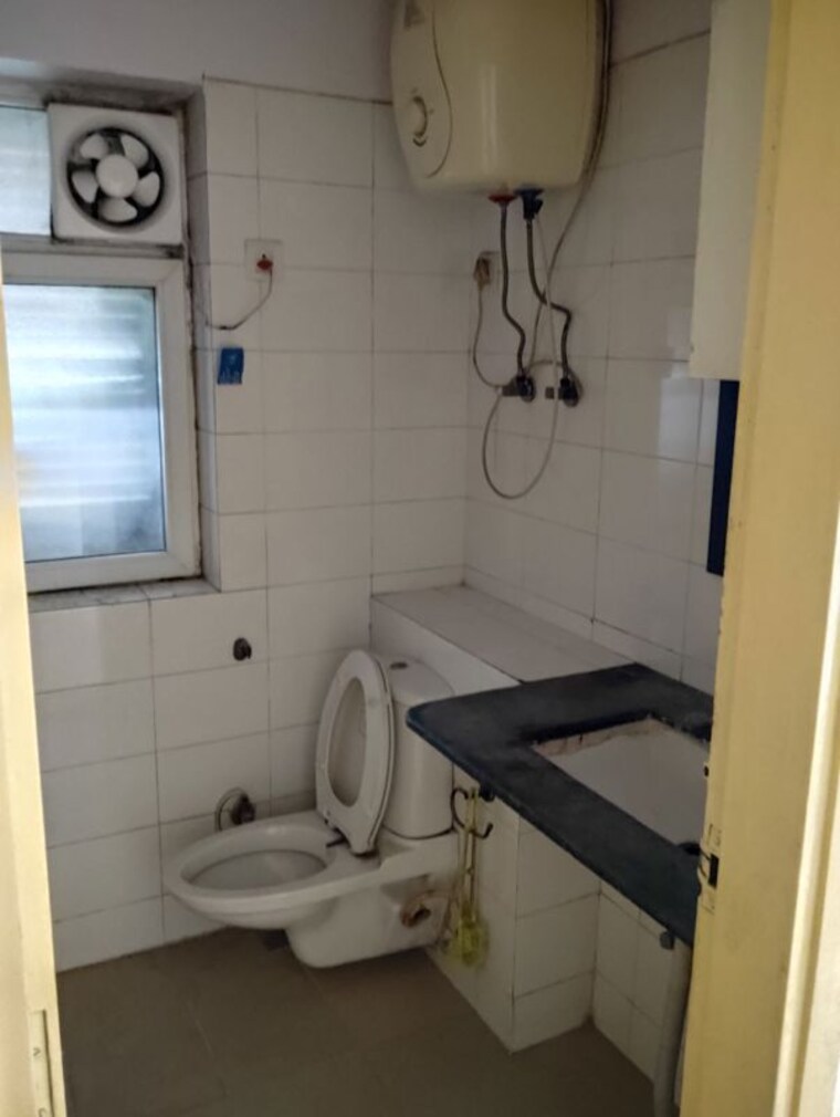 Bathroom, bptp-park-grandeura 3 Bedroom 2032 Sq.Ft. Apartment In Sector 82 Faridabad 10440759