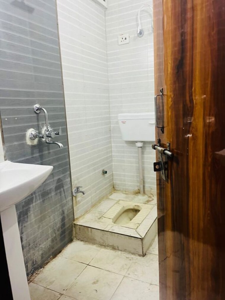Bathroom, raj nagar extension 3.5 Bedroom 1150 Sq.Ft. Builder Floor In Raj Nagar Extension Ghaziabad 10440806