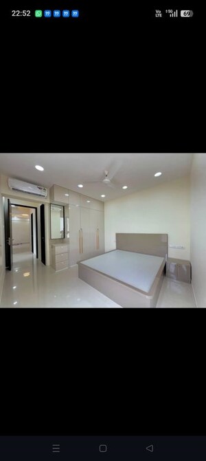 Room in 3 BHK Apartment at Viviana Mall, Eastern Express Highway – for Rent