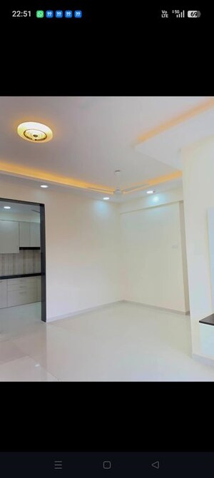 Room in 3 BHK Apartment at Viviana Mall, Eastern Express Highway – for Rent