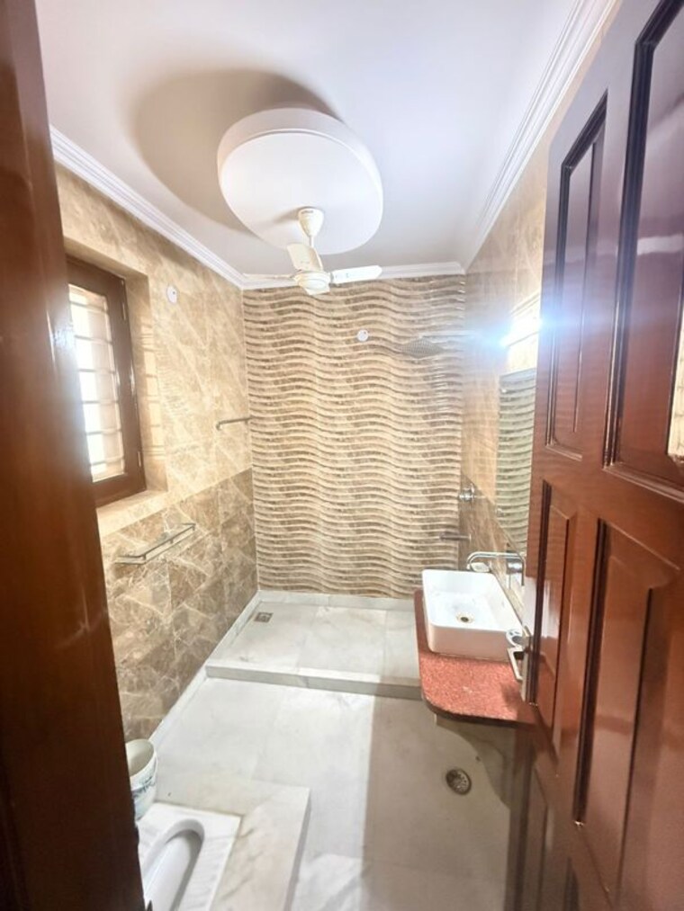 Bathroom, sector 23a 3 Bedroom 1580 Sq.Ft. Builder Floor In Sector 23a Gurgaon 10440949