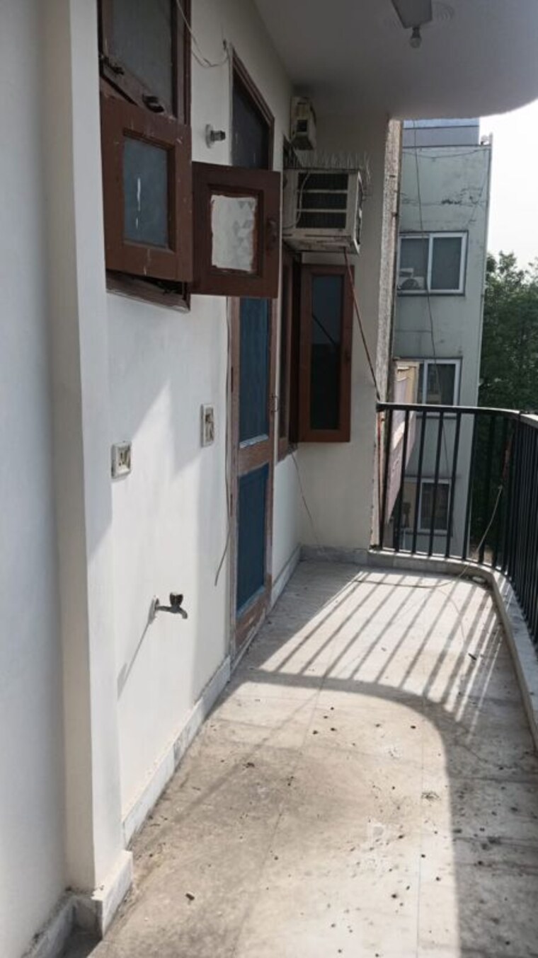 Balcony, vikas puri 3 Bedroom 200 Sq.Yd. Builder Floor In Vikas Puri Delhi 10431389