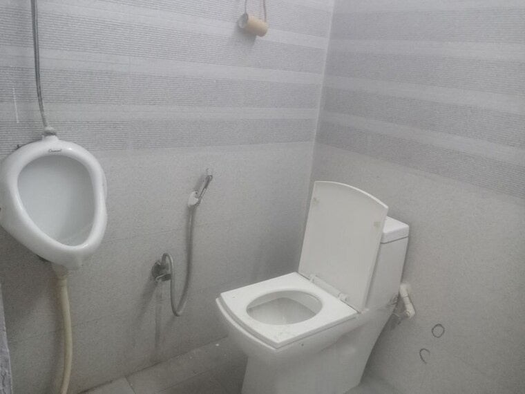 Bathroom, okhla industrial estate phase 1 Commercial Warehouse 800 Sq.Ft. In Okhla Industrial Estate Phase 1 Delhi 10441081