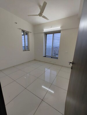 Room in 2 BHK Apartment at VJ YashOne Infinitee, Tathawade – for Rent