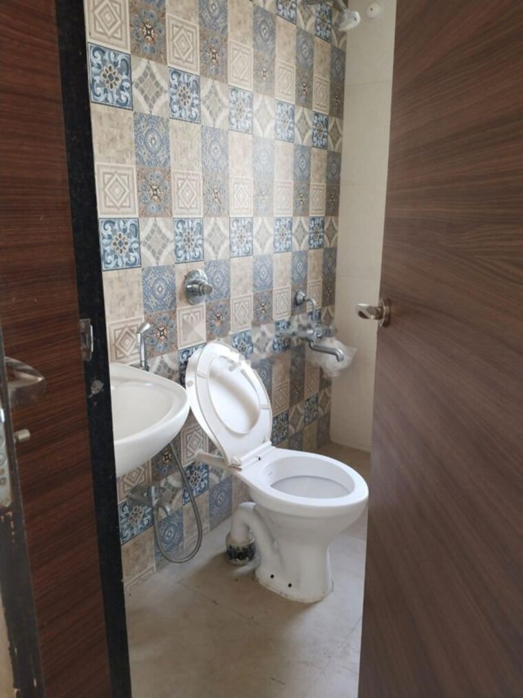 Bathroom, kohinoor-sapphire 2 Bedroom 853 Sq.Ft. Apartment In Tathawade Pune 10441263