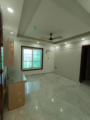 Room in 4 BHK Builder Floor at Ashiana Silver Crest, Sector 48 – for Rent