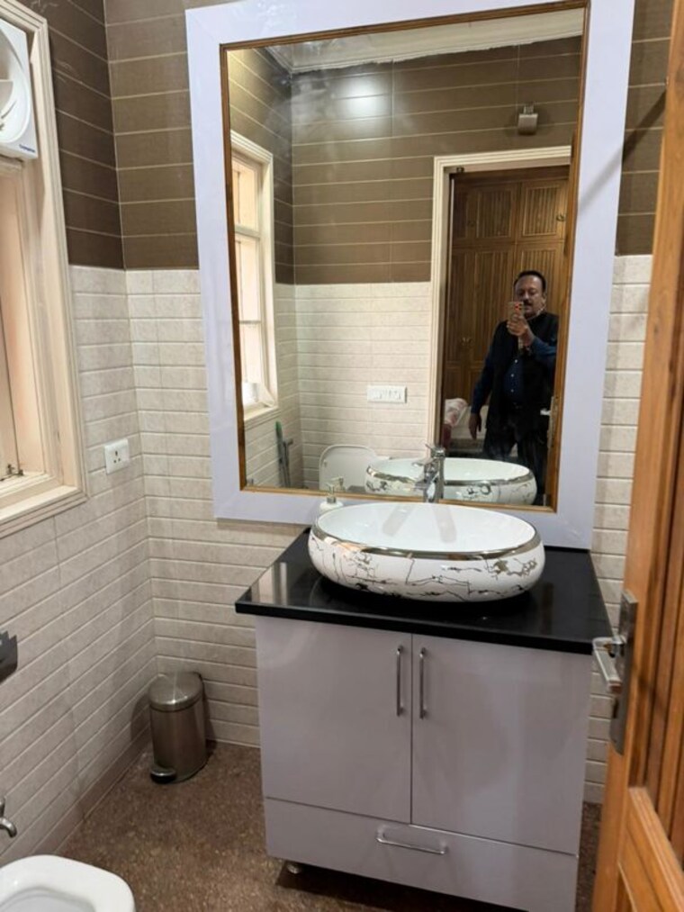 Bathroom, kailash colony 3 Bedroom 2000 Sq.Ft. Builder Floor In Kailash Colony Delhi 10441389