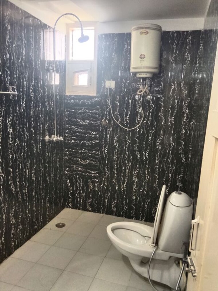 Bathroom, shri-devaji-residency 3 Bedroom 200 Sq.Yd. Apartment In Dhakoli Zirakpur 10441248