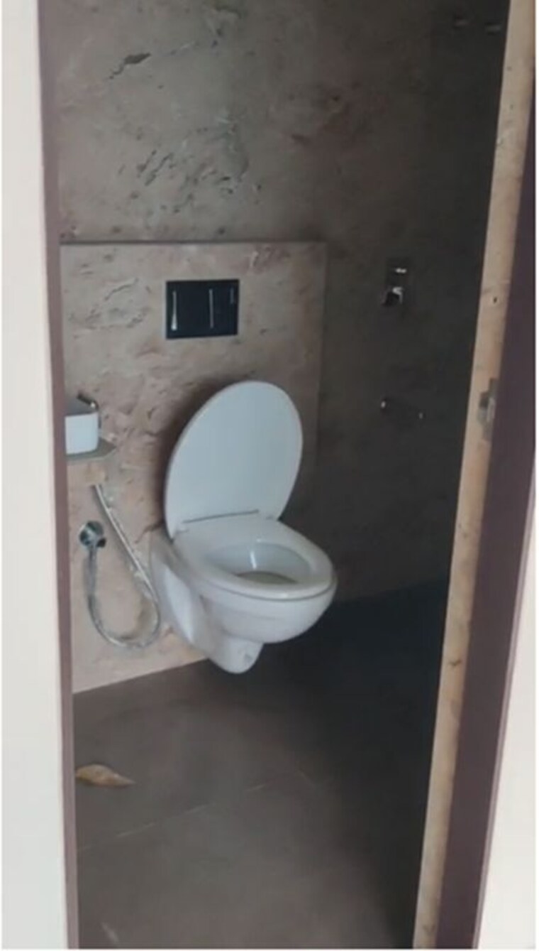 Bathroom, akshar-amar-mansion 3 Bedroom 1000 Sq.Ft. Apartment In Chembur Mumbai 10441413