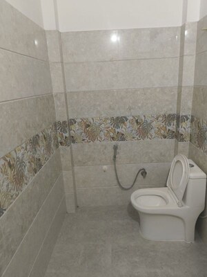 Bathroom in 2 BHK Builder Floor at Omaxe R2, Gomti Nagar – for Rent